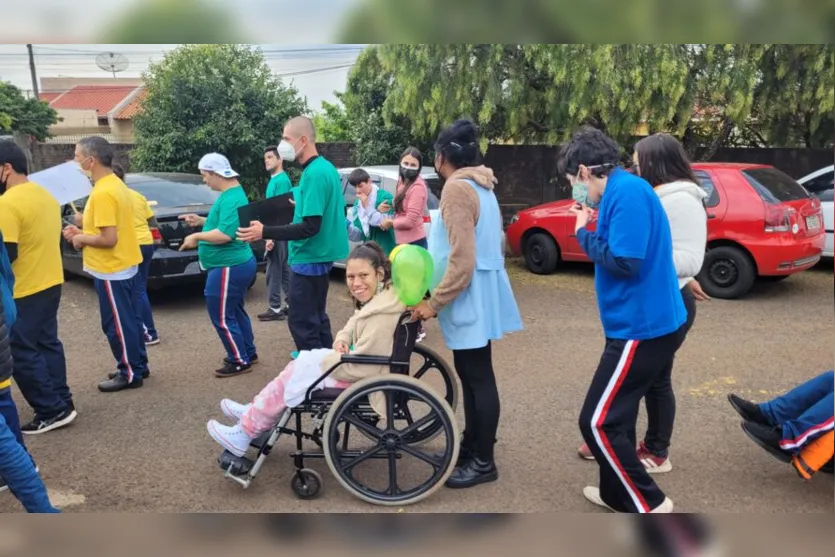Alunos da Apae de Apucarana protagonizam desfile cívico; assista