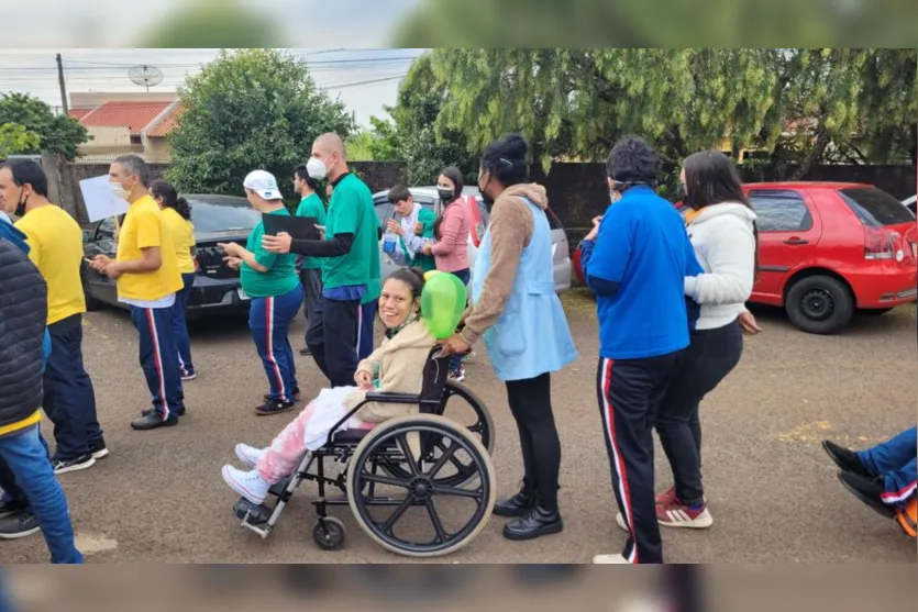 Alunos da Apae de Apucarana protagonizam desfile cívico; assista