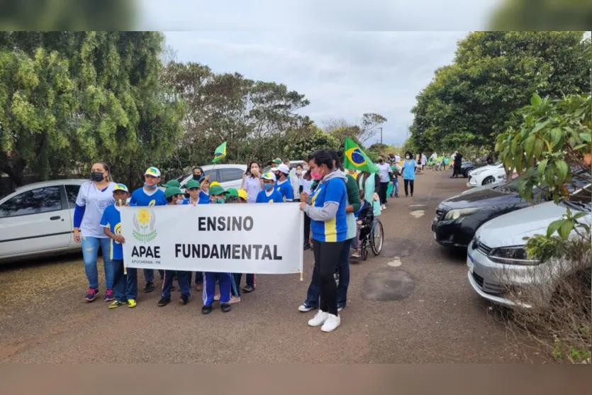 Alunos da Apae de Apucarana protagonizam desfile cívico; assista