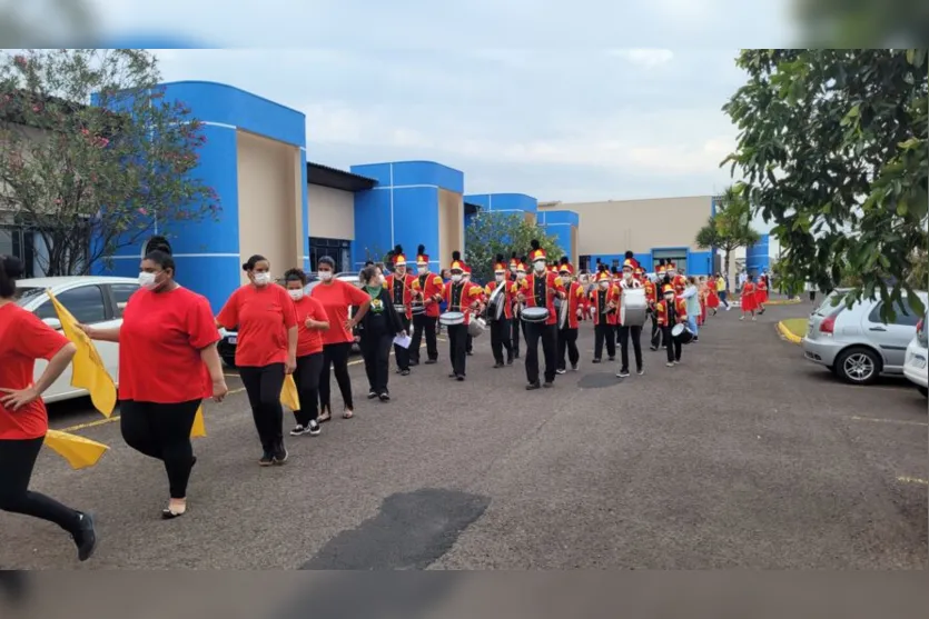 Alunos da Apae de Apucarana protagonizam desfile cívico; assista