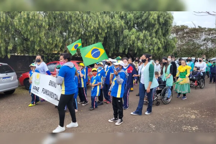 Alunos da Apae de Apucarana protagonizam desfile cívico; assista