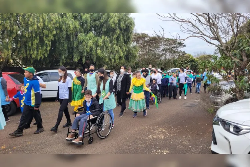 Alunos da Apae de Apucarana protagonizam desfile cívico; assista