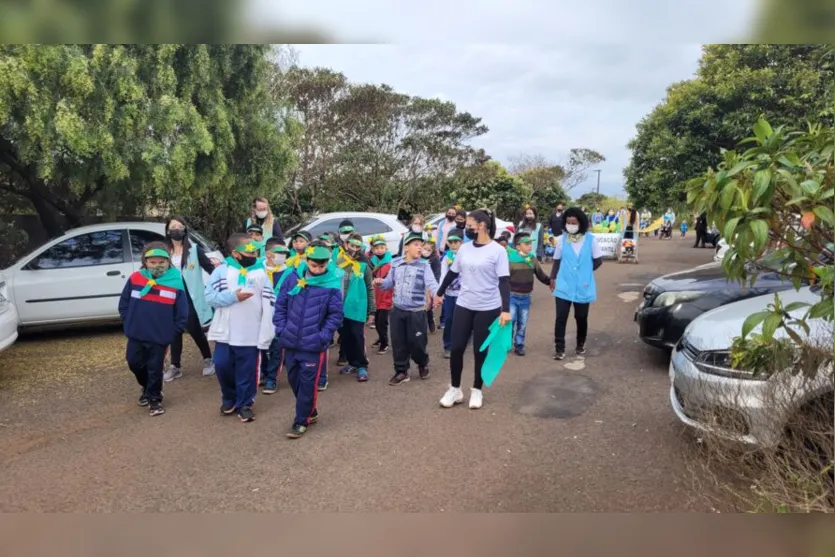 Alunos da Apae de Apucarana protagonizam desfile cívico; assista