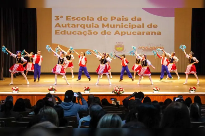  Alunos da Escola Prof. Bento Fernandes Dias apresentando uma tarantela 