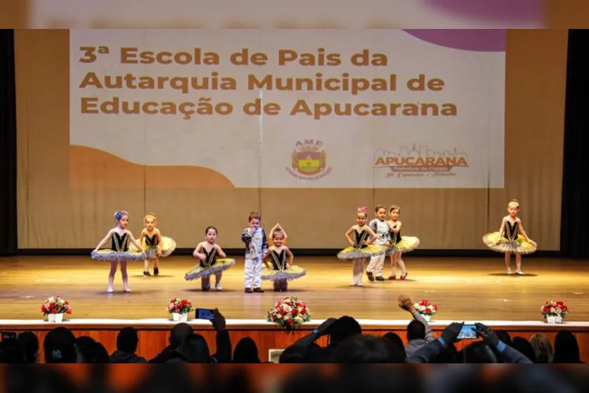  Alunos do CMEI Prof. Onésimo de Oliveiro apresentaram a coreografia de "Somos príncipes e princesas" 