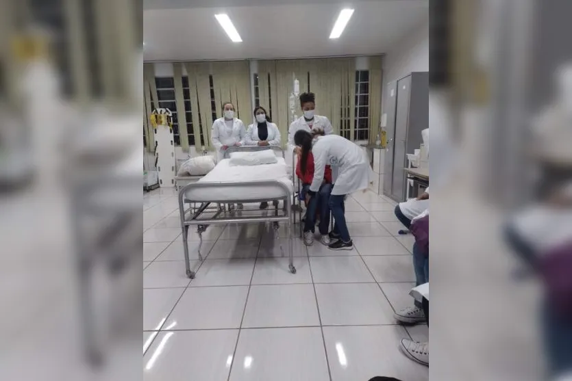  Alunos durante aulas do curso Técnico em Enfermagem 