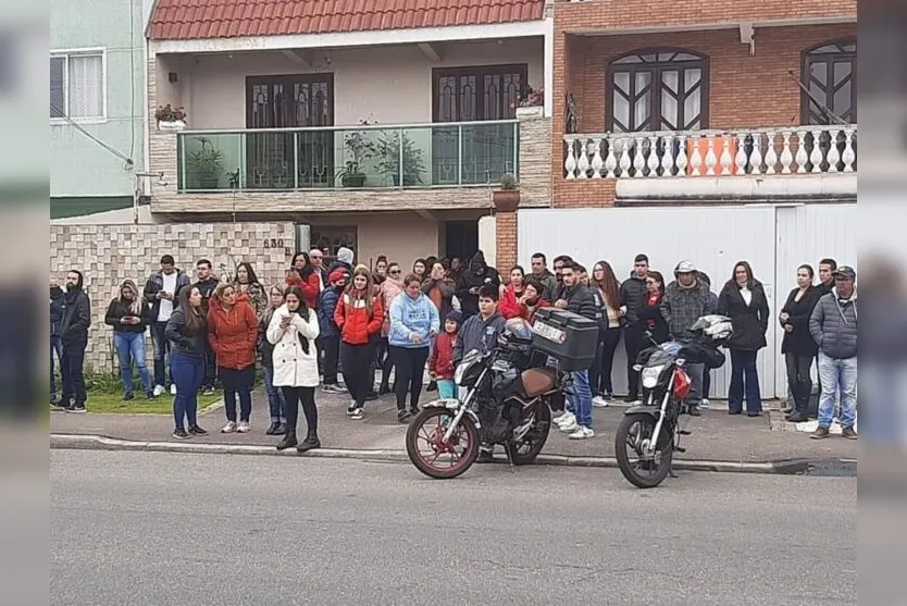  Amigos e familiares fizeram protesto neste domingo (04), no Boqueirão, pedindo justiça pela morte de Jheykson Medeiros, de 36 anos 