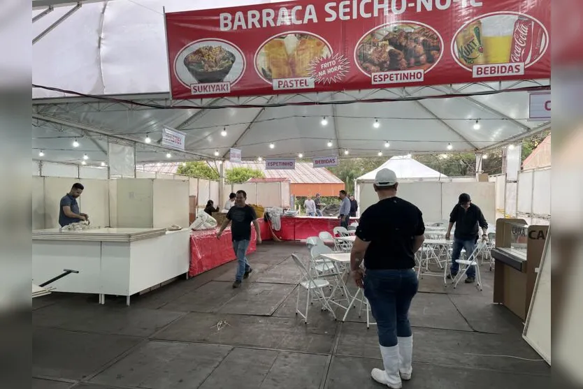  Ampla praça de alimentação com comidas e bebidas variadas 