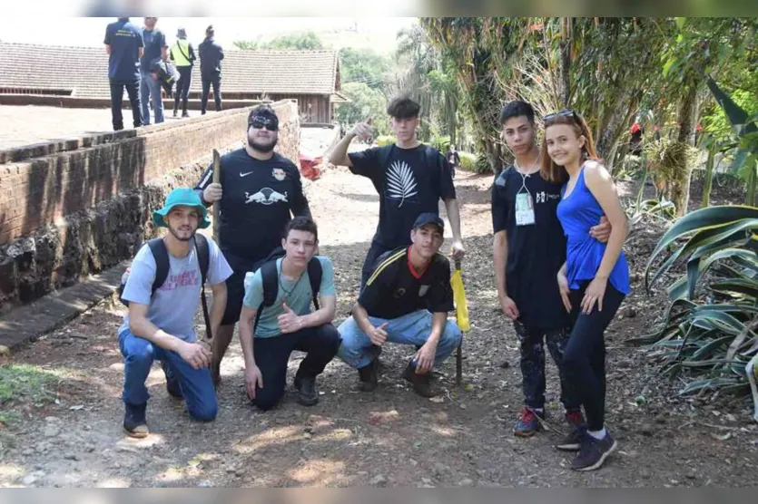 Apesar do frio, caminhada na natureza em Jardim Alegre é sucesso