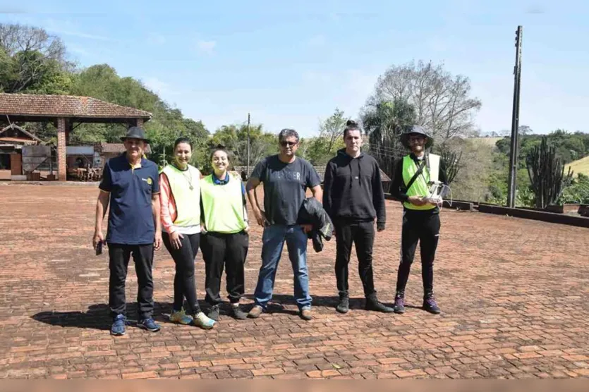 Apesar do frio, caminhada na natureza em Jardim Alegre é sucesso