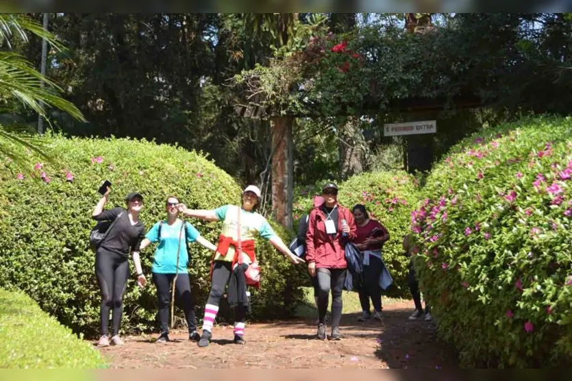 Apesar do frio, caminhada na natureza em Jardim Alegre é sucesso