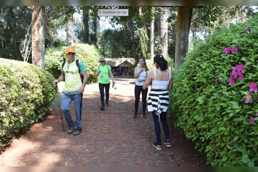 Apesar do frio, caminhada na natureza em Jardim Alegre é sucesso