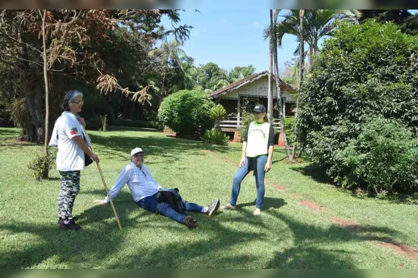 Apesar do frio, caminhada na natureza em Jardim Alegre é sucesso