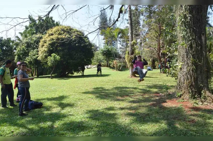 Apesar do frio, caminhada na natureza em Jardim Alegre é sucesso