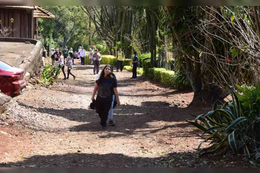 Apesar do frio, caminhada na natureza em Jardim Alegre é sucesso