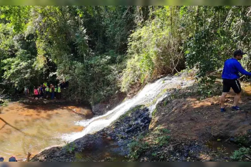 Apesar do frio, caminhada na natureza em Jardim Alegre é sucesso