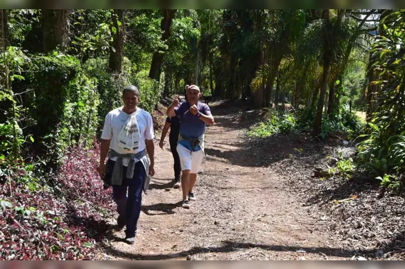 Apesar do frio, caminhada na natureza em Jardim Alegre é sucesso