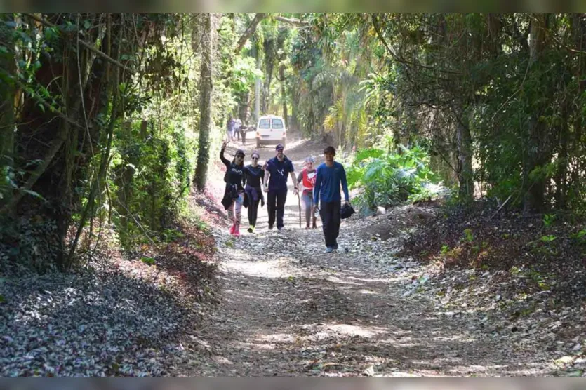 Apesar do frio, caminhada na natureza em Jardim Alegre é sucesso