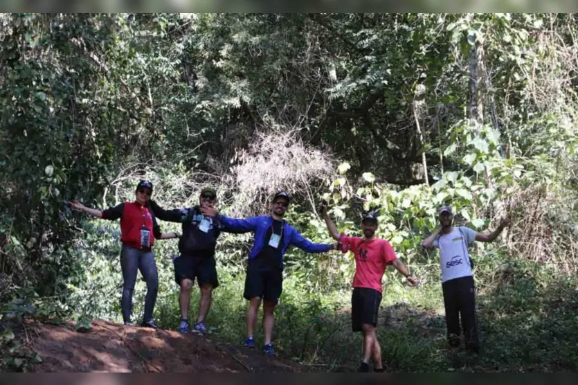 Apesar do frio, caminhada na natureza em Jardim Alegre é sucesso