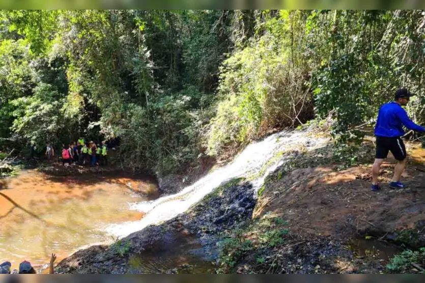 Apesar do frio, caminhada na natureza em Jardim Alegre é sucesso