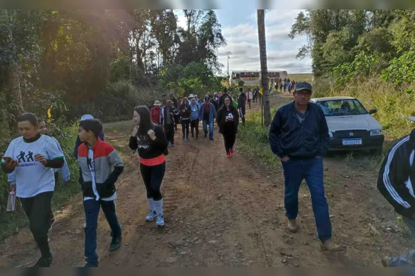 Apesar do frio, caminhada na natureza em Jardim Alegre é sucesso