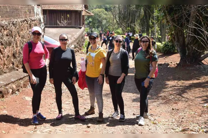 Apesar do frio, caminhada na natureza em Jardim Alegre é sucesso