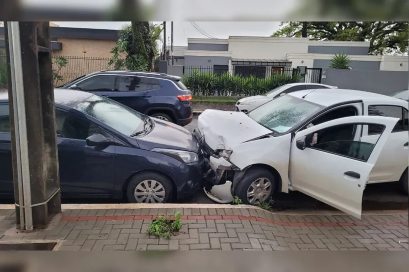  Após colisão em cruzamento, veículos atingiram outros dois carros que estavam estacionados 