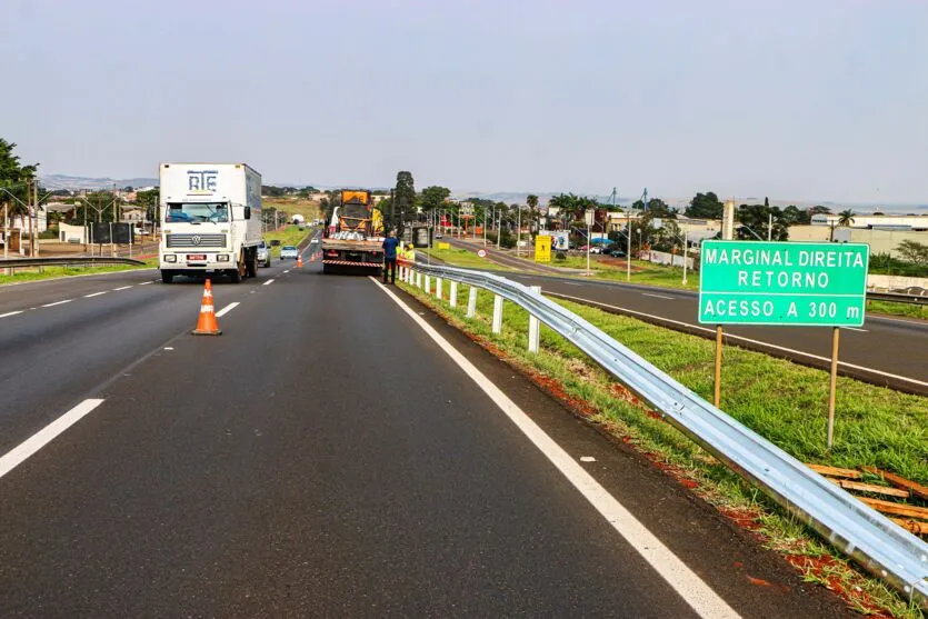 Apucarana instala defensas na BR-369, para depois fixar postes