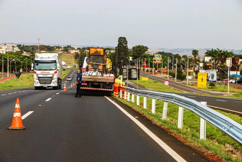 Apucarana instala defensas na BR-369, para depois fixar postes