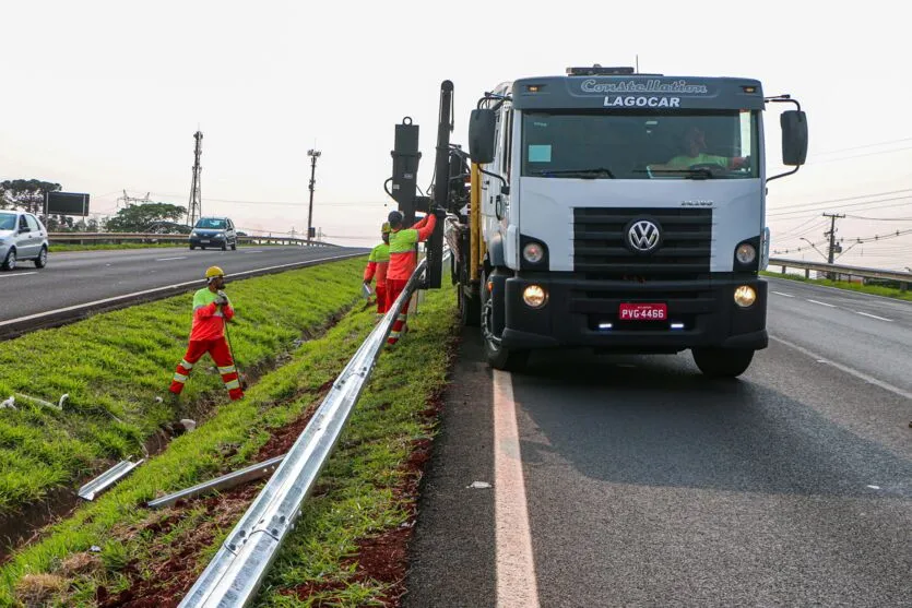 Apucarana instala defensas na BR-369, para depois fixar postes