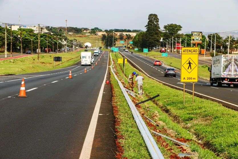 Apucarana instala defensas na BR-369, para depois fixar postes