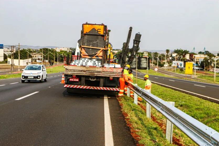 Apucarana instala defensas na BR-369, para depois fixar postes