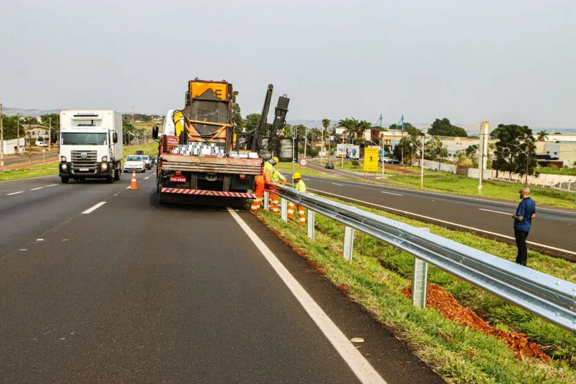 Apucarana instala defensas na BR-369, para depois fixar postes
