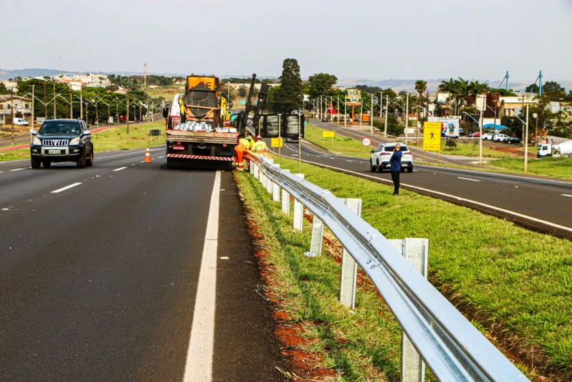 Apucarana instala defensas na BR-369, para depois fixar postes