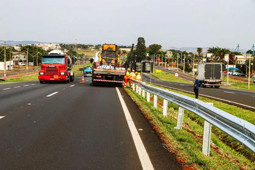 Apucarana instala defensas na BR-369, para depois fixar postes