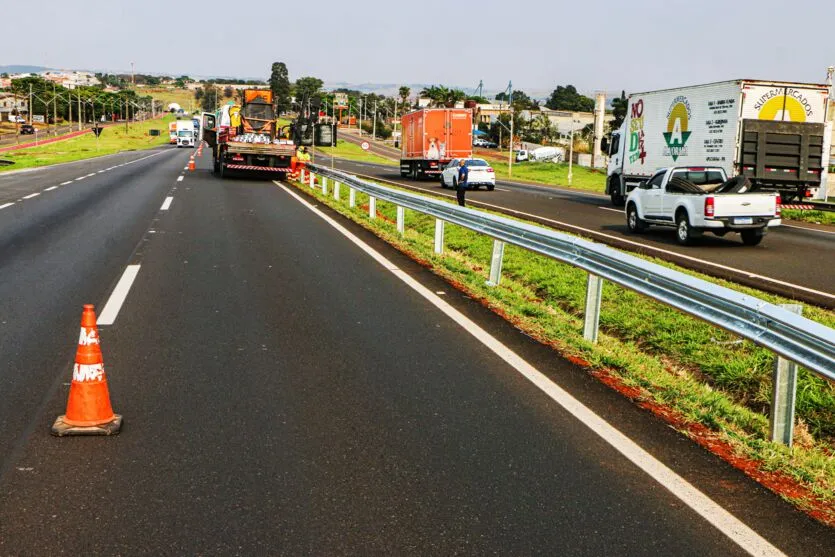 Apucarana instala defensas na BR-369, para depois fixar postes