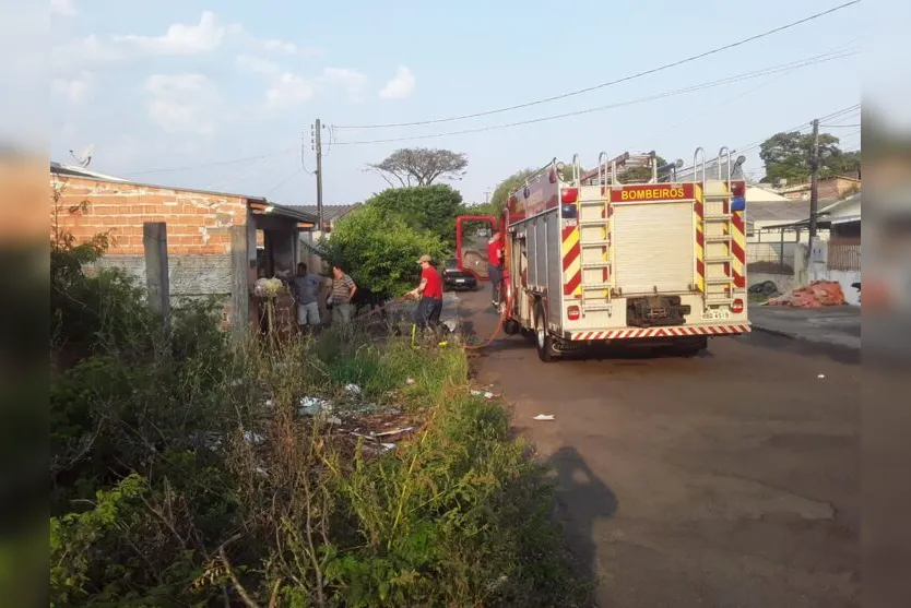  As chamas deixaram um barracão nos fundos de uma casa completamente destruído 