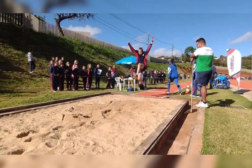  As meninas competiram nas provas de corrida, salto em distância, arremesso de peso e lançamento de dardo 