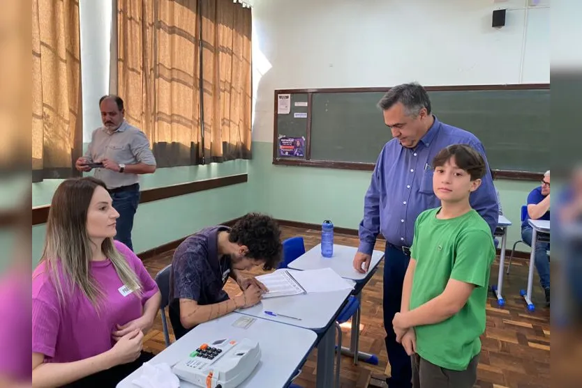  Beto Preto votou ao lado do filho Pedro, no Colégio Nilo Cairo 