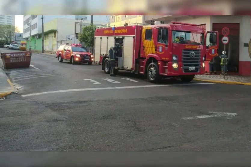 Bombeiros combatem princípio de incêndio em bar; assista