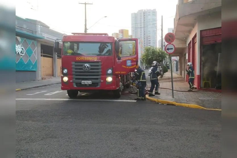 Bombeiros combatem princípio de incêndio em bar; assista