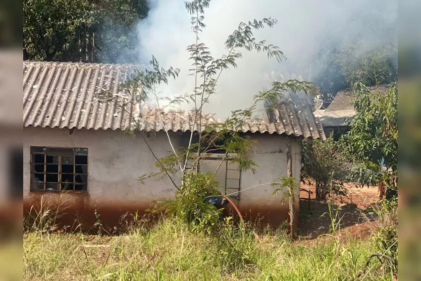 Bombeiros de Apucarana combatem incêndio em casa na vila rural
