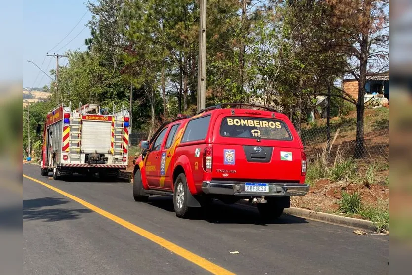 Bombeiros de Apucarana combatem incêndio em casa na vila rural