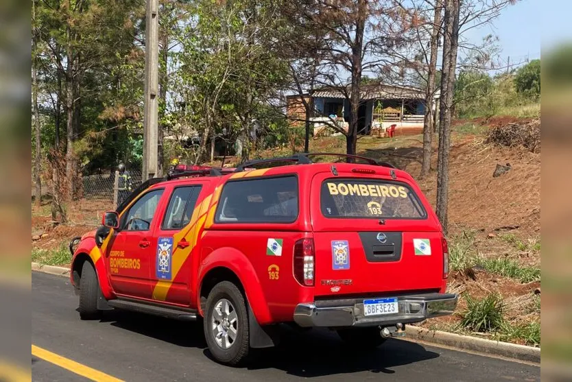 Bombeiros de Apucarana combatem incêndio em casa na vila rural