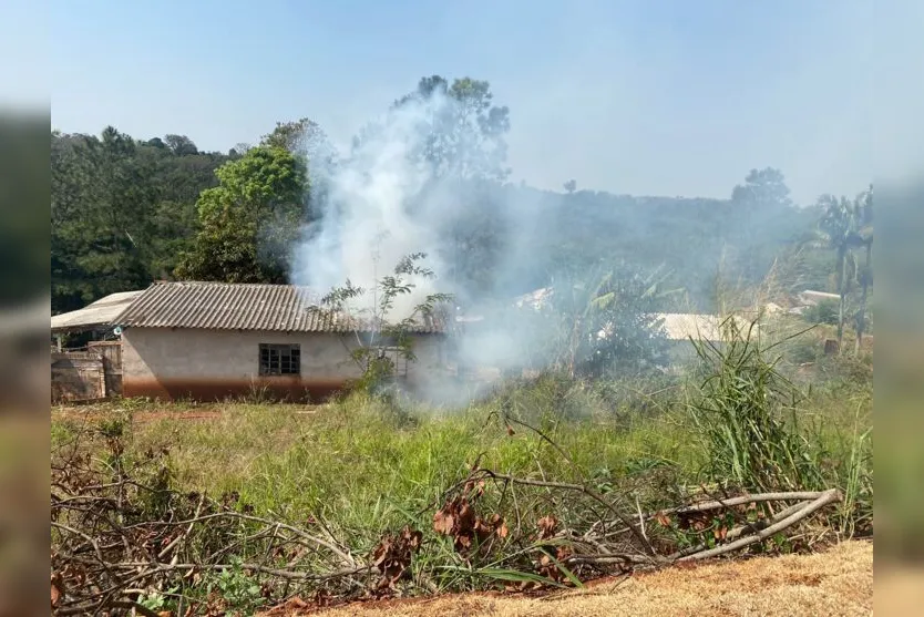 Bombeiros de Apucarana combatem incêndio em casa na vila rural