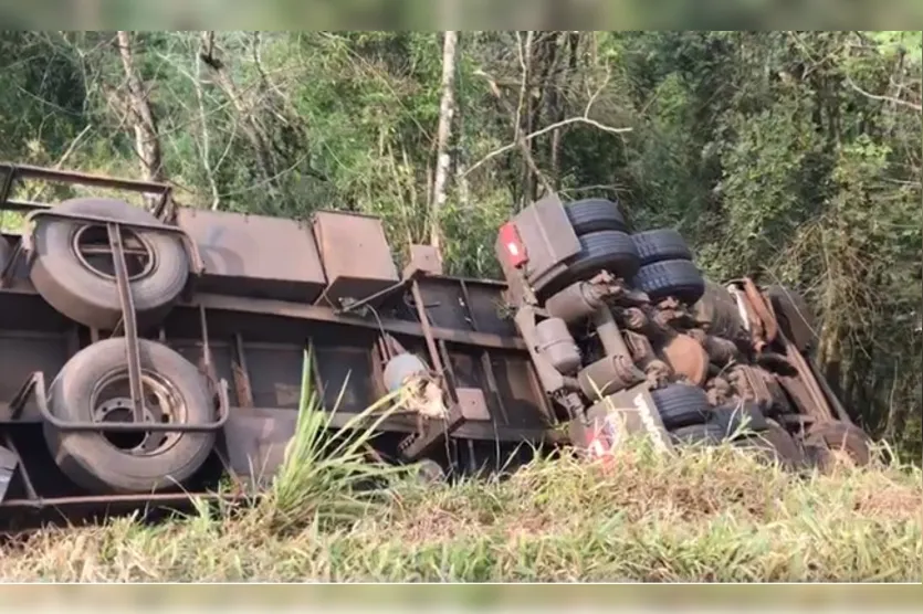 Bombeiros retiram motorista morto que ficou preso às ferragens