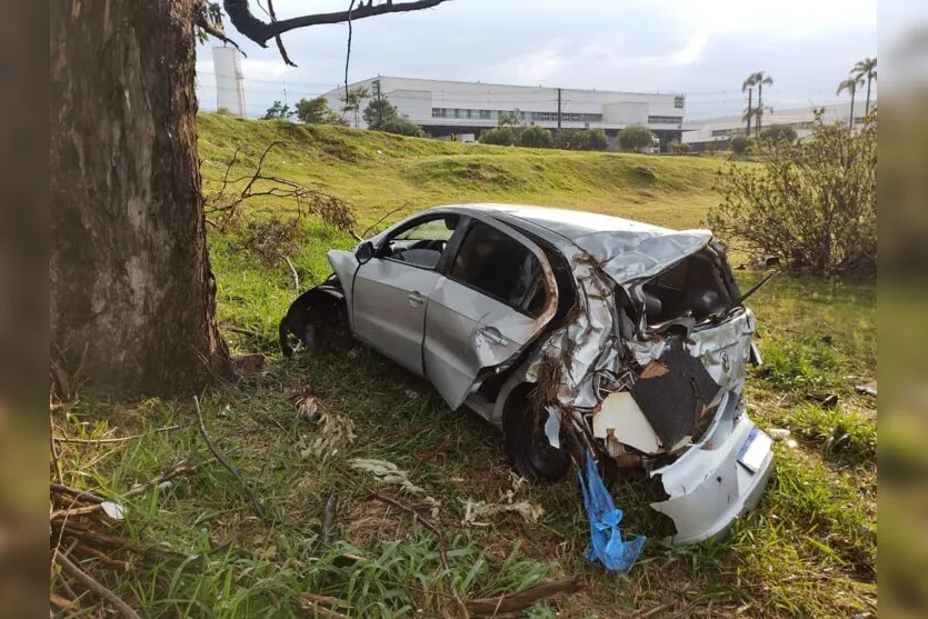 Carro fica destruído após acidente registrado na BR-369