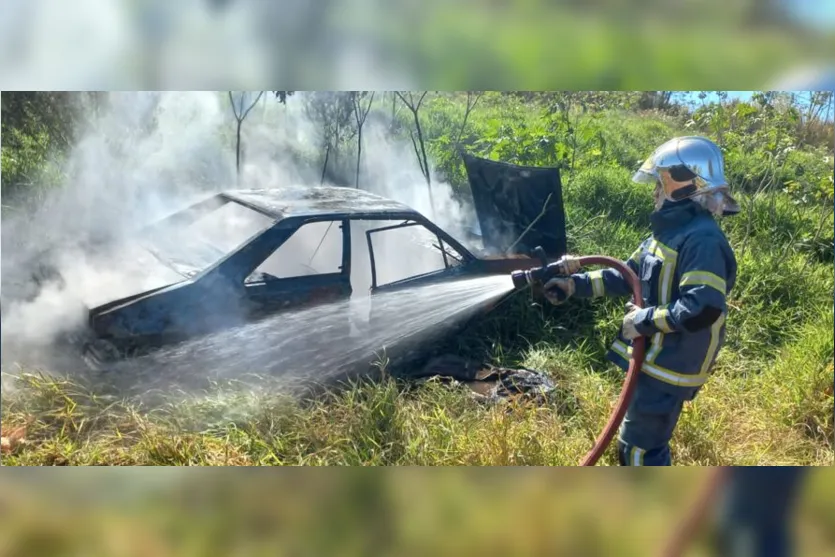  Carro incendiado na Estrada da Olaria, em Apucarana 