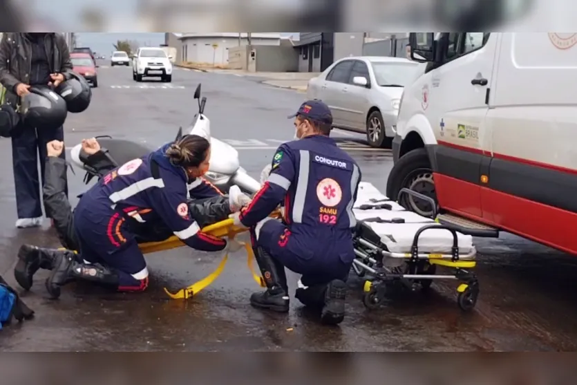 Colisão entre carro e motocicleta deixa homem ferido em Arapongas