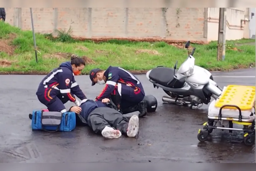 Colisão entre carro e motocicleta deixa homem ferido em Arapongas